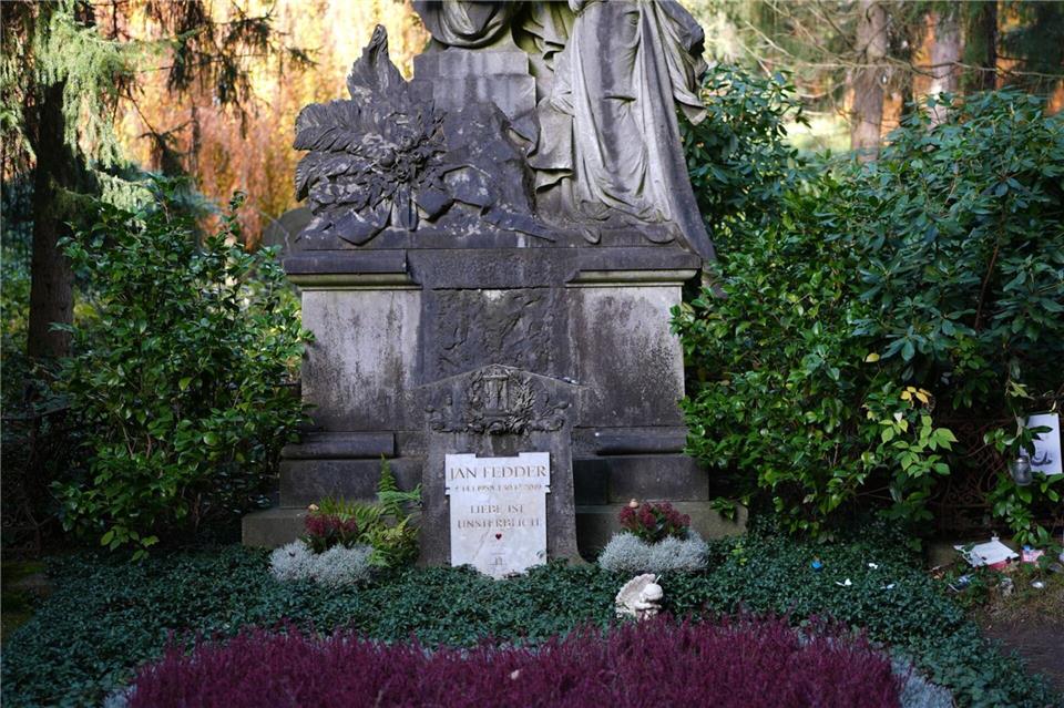 Das Grab wird dreimal im Jahr bepflanzt. (Archivbild)Marcus Brandt/dpa