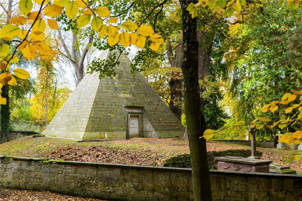 Das Grabmal liegt an einem Wanderweg rund um das Schloss Derneburg.Julian Stratenschulte/dpa