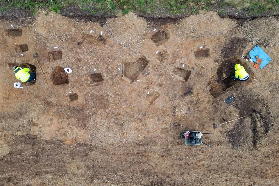 Das Grabungsteam hat auf einer Fläche von rund einem Hektar mehrere beispiellos erhaltene Gebäudegrundrisse und -strukturen entdeckt. Jan Woitas/dpa