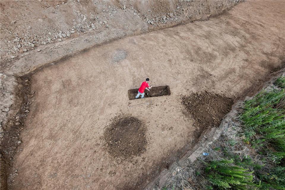 Das Gräberfeld mit insgesamt acht Bestattungen war bei archäologischen Erkundungen zur Vorbereitung von Baumaßnahmen für die Erweiterung eines Gewerbegebietes entdeckt. Andreas Arnold/dpa