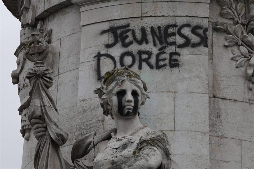 Das Graffiti „Jeunesse Dorée“ („Vergoldete Jugend“) ist an der Statue der Gleichheit auf dem Place de la République in Paris zu lesen.Christophe Ena/AP/dpa