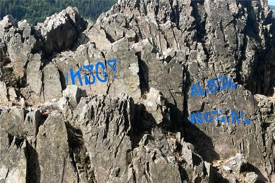 Das Graffiti wird mit dem Fußball-Zweitligisten Karlsruher SC in Verbindung gebracht und sorgt für Ärger beim Schwarzwaldverein Hornisgrinde.-/Bergwacht Achertal/dpa