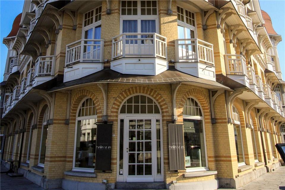 Das Grand Hotel Bellevue wurde 1912 erbaut - Albert Einstein soll während seiner Zeit in De Haan hier öfter zum Teetrinken eingekehrt sein.Bernd F.Meier/dpa-tmn