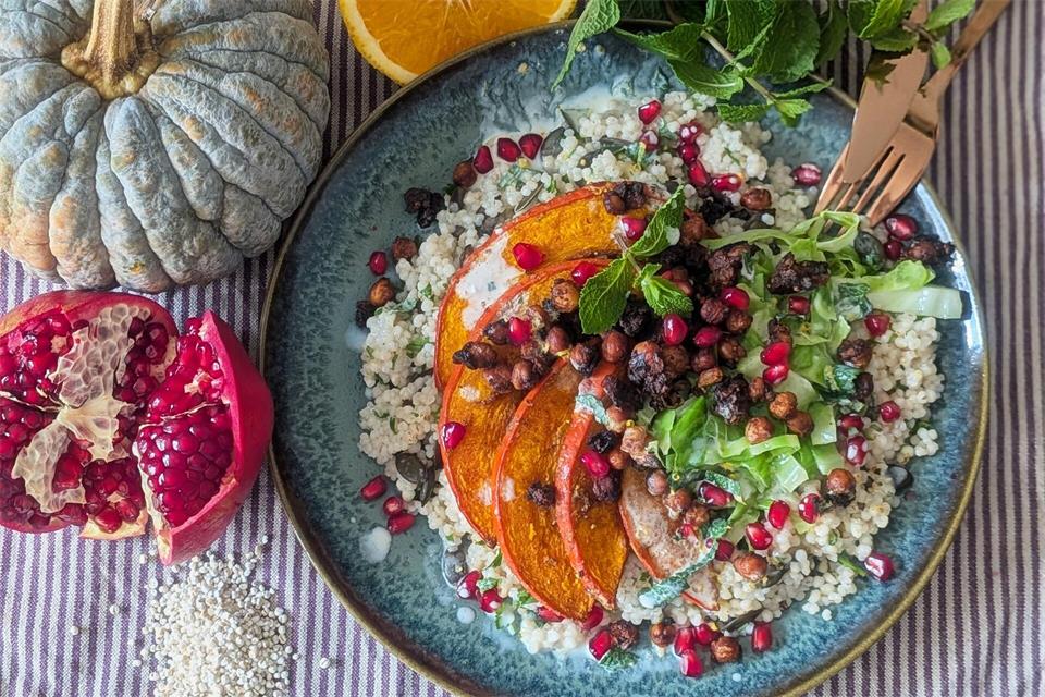 Das Graupen-Bett für den orientalischen Ofenkürbis ähnelt einem Risotto. Die Granatapfelkerne erinnern an rot gefärbte Herbstblätter.Doreen Hassek/dpa-tmn
