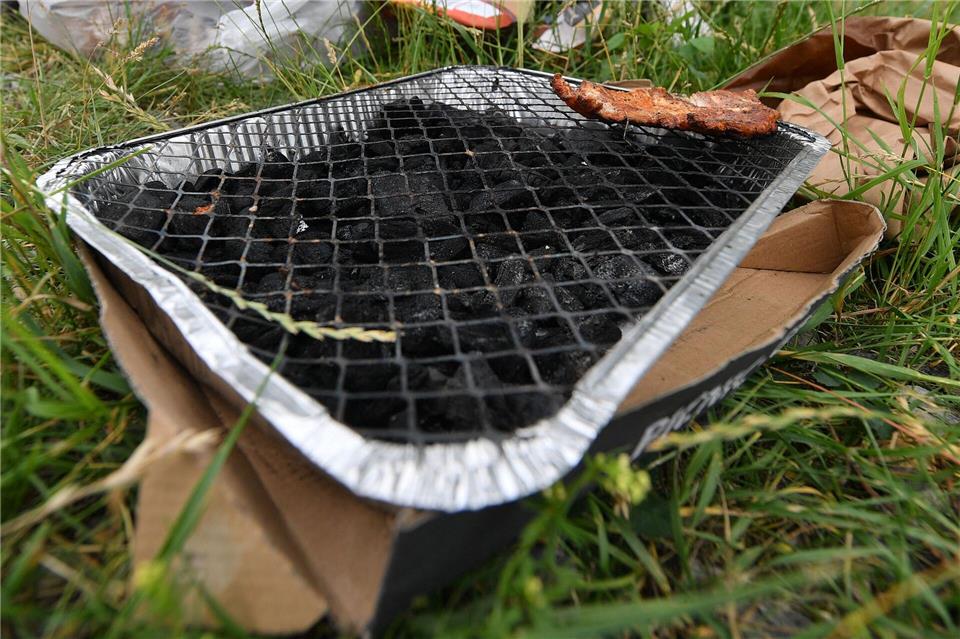 Das Grillverbot gilt ab Freitag in der Landeshauptstadt. (Symbolbild) Hendrik Schmidt/dpa-Zentralbild/dpa
