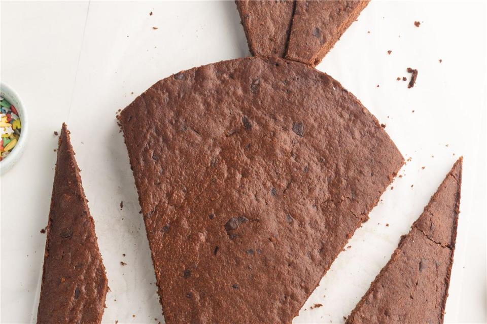 Zur Einschulung: Wie wär’s mit einer essbaren Schultüte? Das Grundgerüst der Schokokuchen-Schultüte ist nun fertig zum Verzieren. Die übrigen Teile können so vernascht oder zu Mini-Schultüten zurechtgeschnitten werden.Kathrin Runge/backenmachtgluecklich.de/dpa-tmn