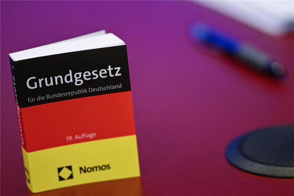 Das Grundgesetz als Verfassung für die Bundesrepublik Deutschland wurde am 23. Mai 1949 verkündet. (Symbolbild)Britta Pedersen/dpa