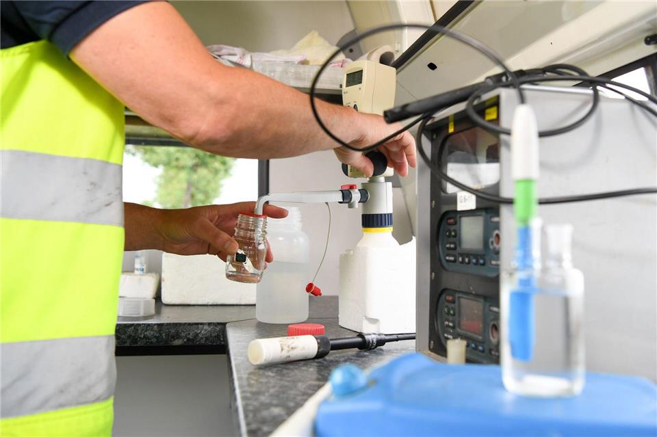 Das Grundwasser wird in Bayern an vielen Messstellen analysiert. (Archivbild) Tobias Hase/dpa