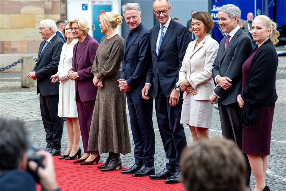 Das Gruppenbild mit Bundespräsident, Bundestagspräsidentin und Kanzler beim Einheits-Fest vergangenes Jahr in Saarbrücken (Archivbild)Pinter Laszlo/dpa