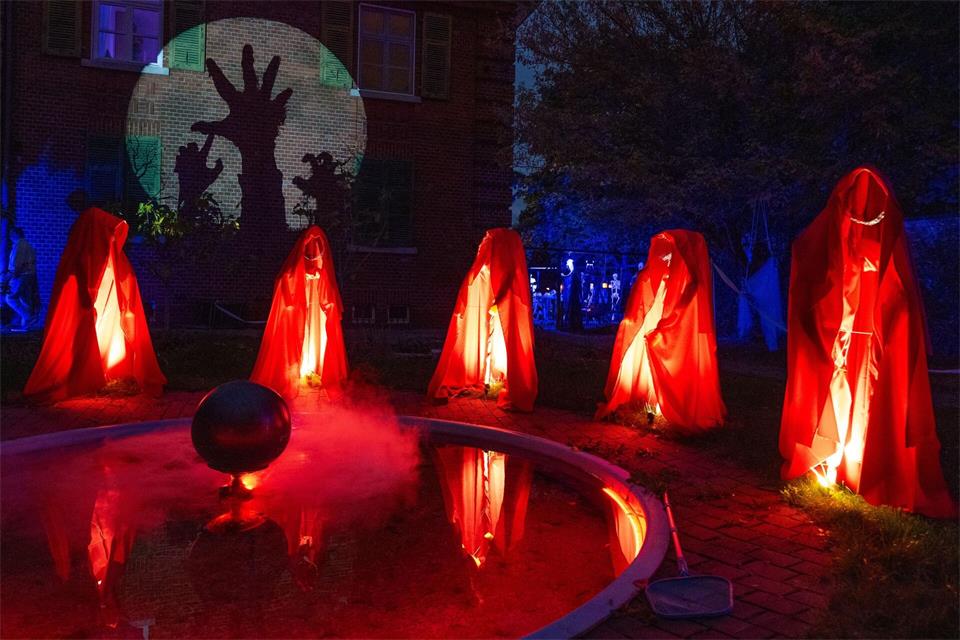 Das Gruselfest Halloween ist für viele Menschen ein Anlass zum Konsum. (Archivbild) Boris Roessler/dpa