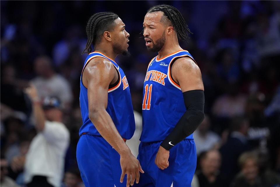 Das Guard-Duo der Knicks aus Jalen Brunson (r.) und Miles McBride war in Philadelphia nicht zu stoppen.Matt Slocum/AP/dpa
