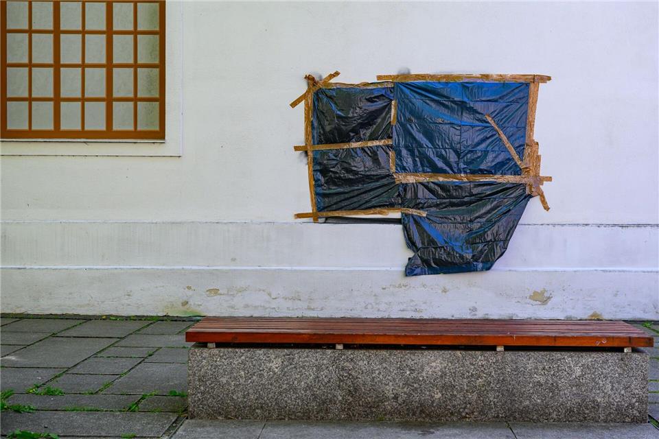 Das Hakenkreuz an der Wand der Synagoge ist kurz nach der Entdeckung abgeklebt worden.Patrick Pleul/dpa