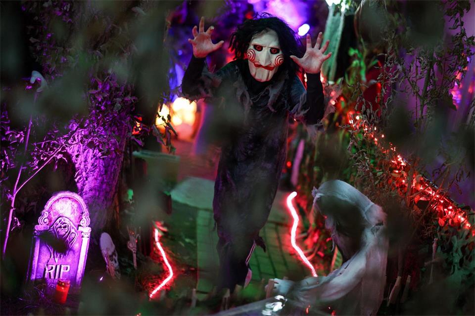 Das „Halloween-Haus“ im nordrhein-westfälischen Mettmann sorgt für Gänsehaut.Christoph Reichwein/dpa