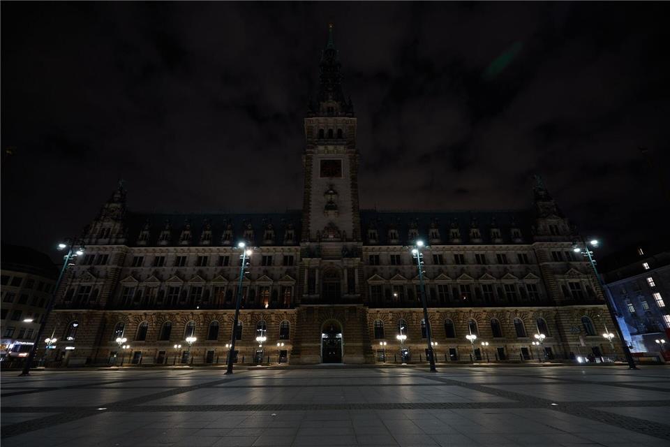 Earth Hour in Hamburg: Eine Stunde Dunkelheit für das Klima Das Hamburger Rathaus bleibt bereits seit 2009 für eine Stunde im Jahr dunkel, um ein Zeichen für den Klimaschutz zu setzen. (Archivbild)Georg Wendt/dpa