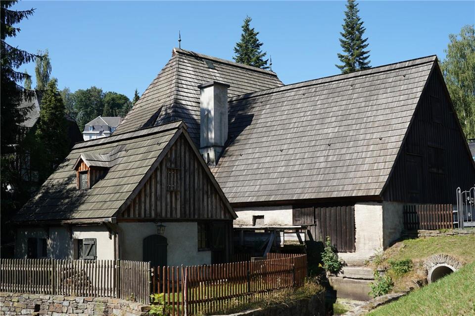 Das Hammerherrenhaus am Frohnauer Hammer soll mit Fördermitteln von Bund und Land barrierefrei umgebaut werden (Archivbild) Peter Endig/dpa-Zentralbild/ZB