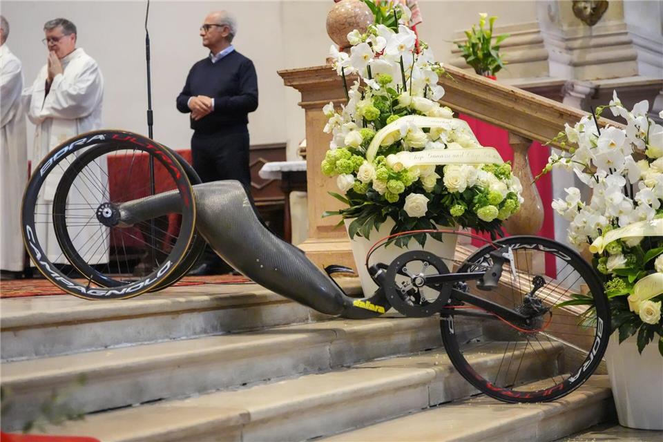 Das Handbike Zanardis stand gleich neben dem Sarg auf dem Altar der Basilika in Padua.Claudio Furlan/LaPresse via ZUMA Press/dpa