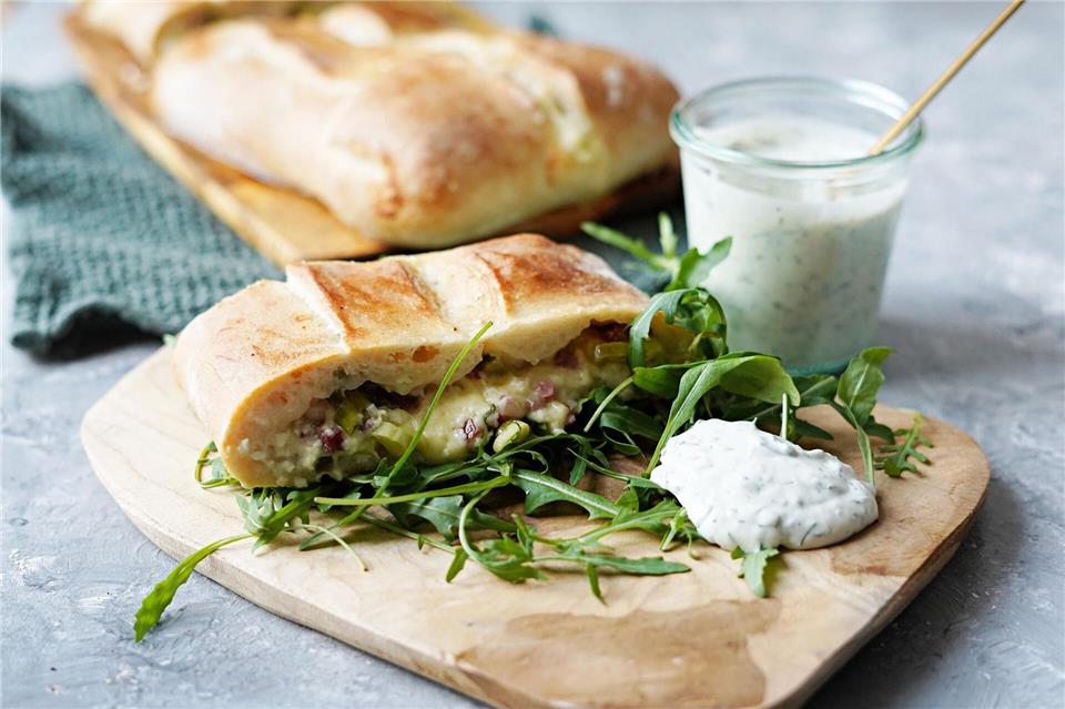 Das Handbrot mit der Füllung aus Schinken, Gouda und Frühlingszwiebeln schmeckt nicht nur, sondern weckt auch Festival-Erinnerungen.Mareike Pucka/biskuitwerkstatt.de/dpa-tmn