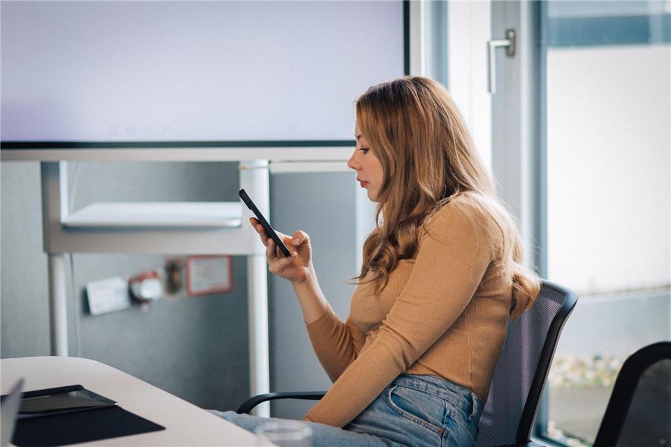 Das Handy ist am Arbeitsplatz ein leidiges Thema - ganz verbieten darf der Arbeitgeber es aber nur mit gutem Grund.picture alliance / dpa-tmn