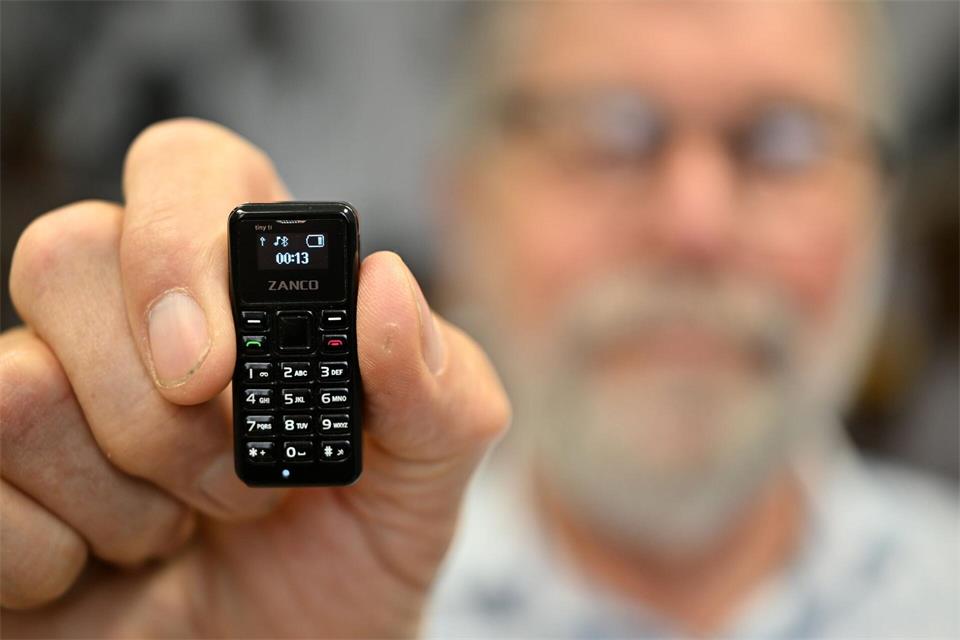 Das Handy passt zwischen Daumen und Zeigefinger. Martin Schutt/dpa