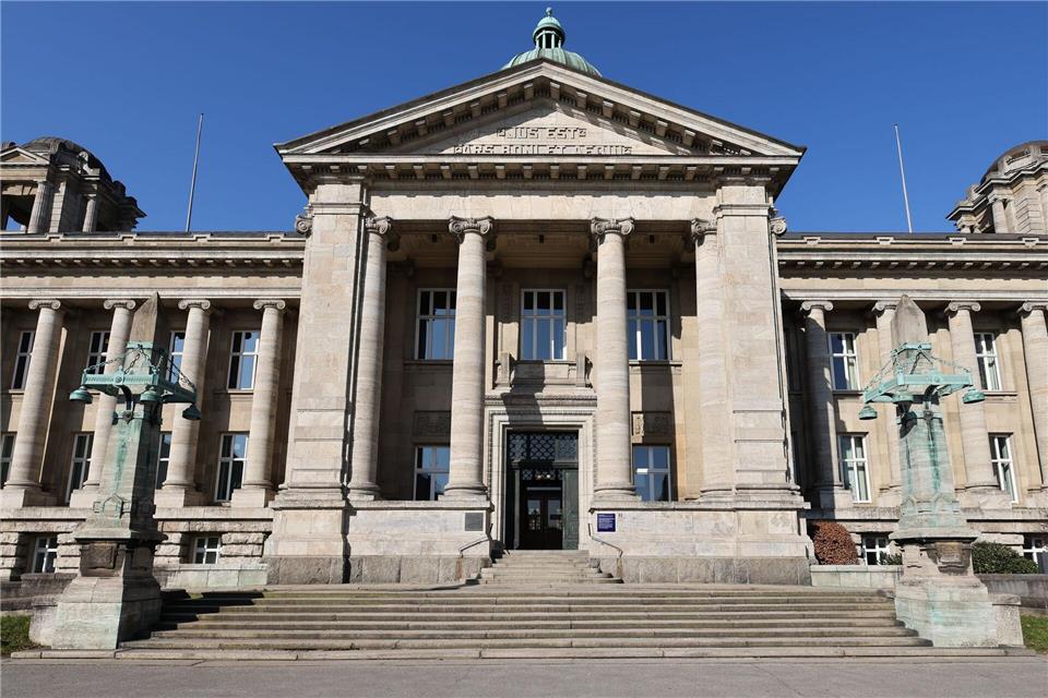 Das Hanseatisches Oberlandesgericht hat ein Verfahren ausgesetzt. (Archivbild)Christian Charisius/dpa