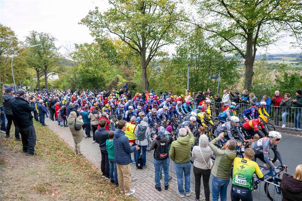 Das Hauptfeld rollt durchs Münsterland.David Inderlied/dpa