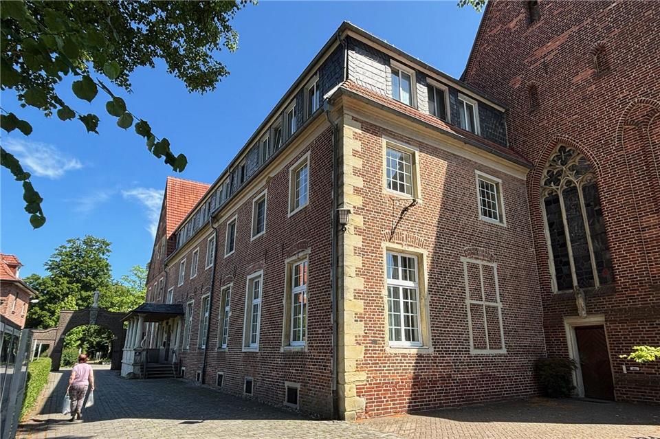 Das Hauptgebäude des früheren Klosters Burlo wird vom Eigentümer zur Miete angeboten. Preis: Auf Anfrage.