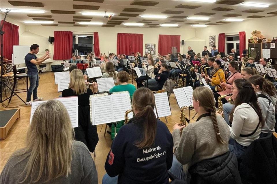 Das Hauptorchester probt jeden Mittwoch für das anstehende Konzert.