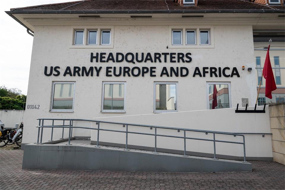 Das Hauptquartier der US-Armee für Europa und Afrika in Wiesbaden-Erbenheim. Boris Roessler/dpa