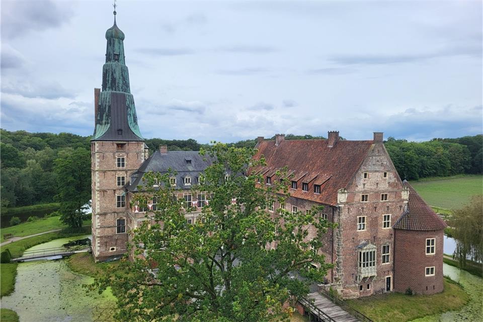 Das Hauptschloss vom Sterndeuterturm aus gesehen: Die Gemeinde als Eigentümerin des Denkmals möchte an dem Gebäude Veränderungen vornehmen.