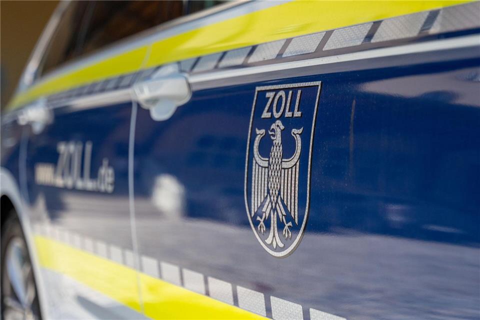 Das Hauptzollamt Regensburg kontrollierte Sendungen, die nach Tschechien gehen sollten. (Symbolbild)Leonie Asendorpf/dpa