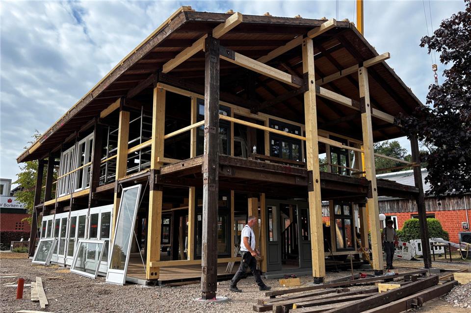 Das „Haus der Vereine“ in Hoxfeld soll Ende August eingeweiht werden. Künftig können es die rund 20 Vereine und Gruppen aus Hoxfeld kostenlos nutzen.