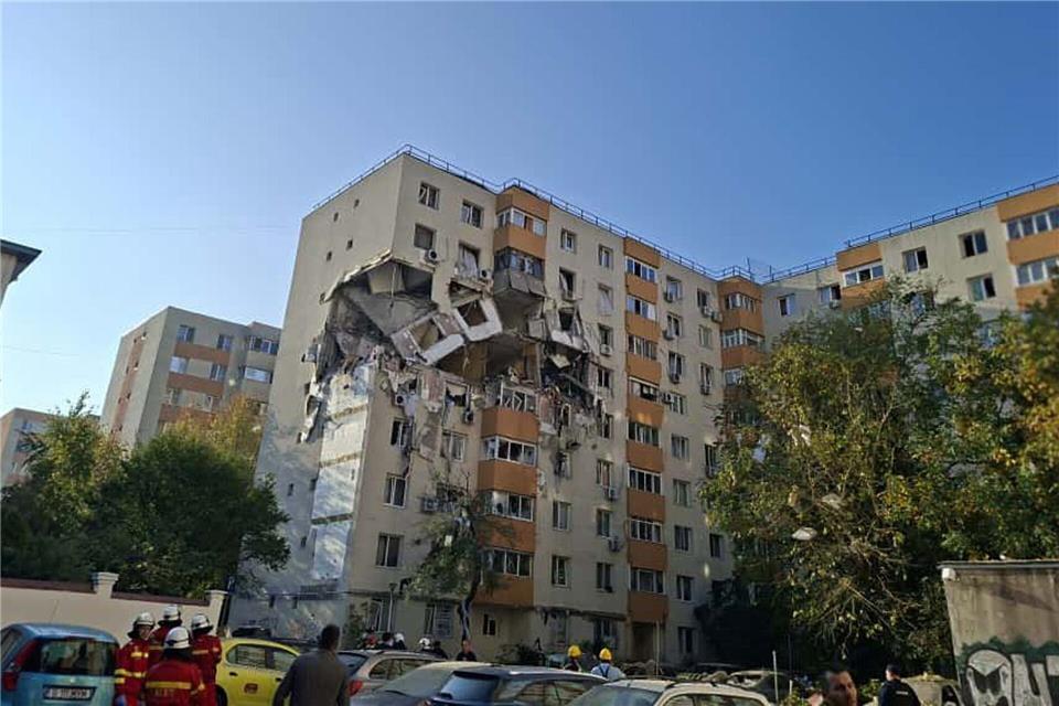 Das Haus droht einzustürzen, mehr Opfer werden befürchtet.Uncredited/ROMANIAN EMERGENCY SERVICES via AP/dpa