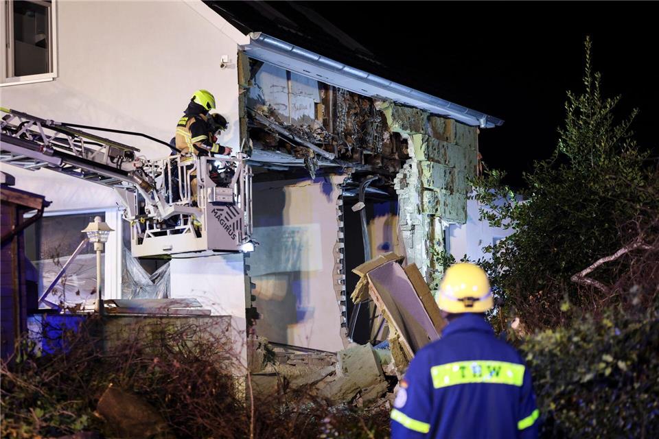 Das Haus in Pinneberg, in dem es am Mittwochnachmittag zu einer Explosion kam, ist weiterhin unbewohnbar. Christian Charisius/dpa