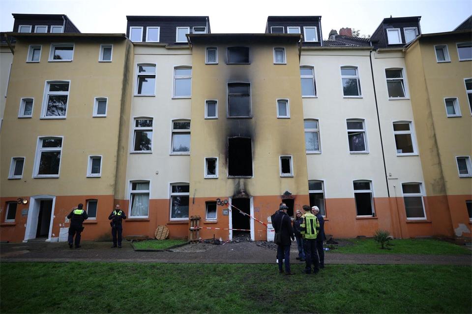 Das Haus nach dem Brand in Bochum. Es ist unbewohnbar - die Treppe wurde völlig zerstört.Christoph Reichwein/dpa