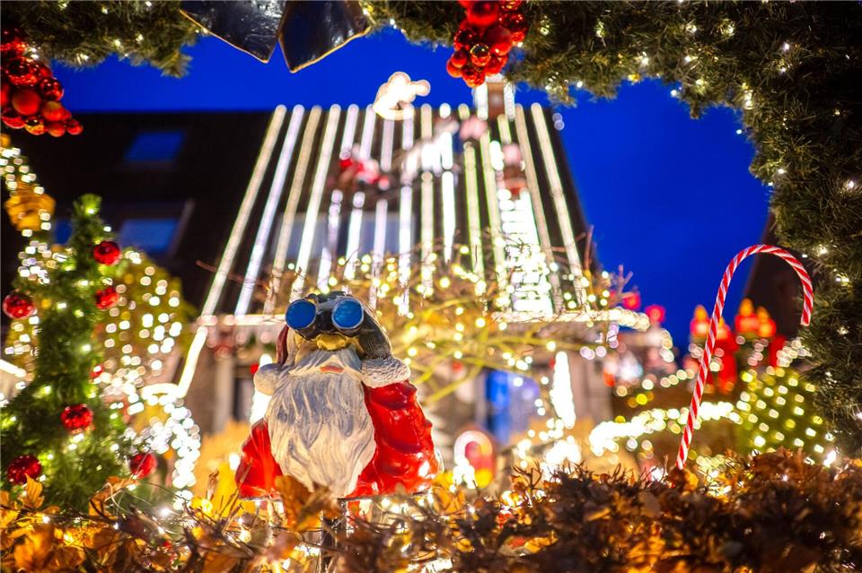 Das Haus verzieren unzählige Figuren, Sterne, Kugeln und Lichter. Sina Schuldt/dpa