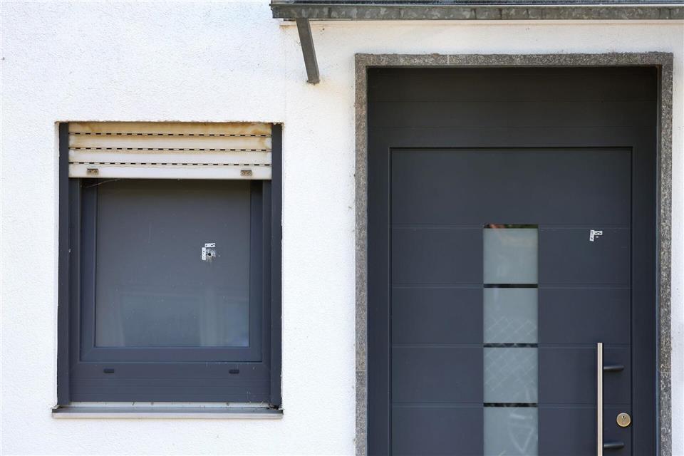 Das Haus weist mehrere Einschusslöcher auf. Karl-Josef Hildenbrand/dpa