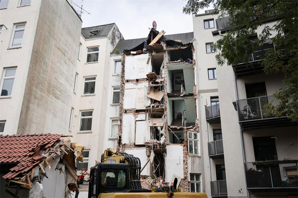 Das Haus wurde zum Teil abgerissen.Christian Charisius/dpa
