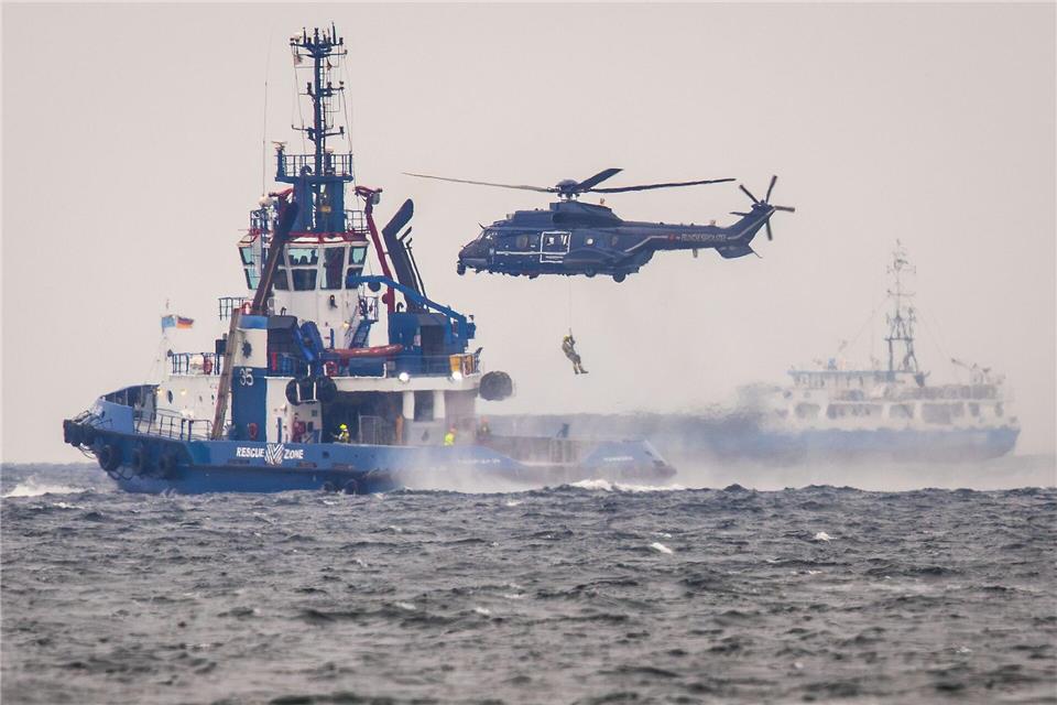 Das Havariekommando hat Versorgung und Rettung verletzter Passagiere eines Kreuzfahrtschiffes trainiert.Jens Büttner/dpa