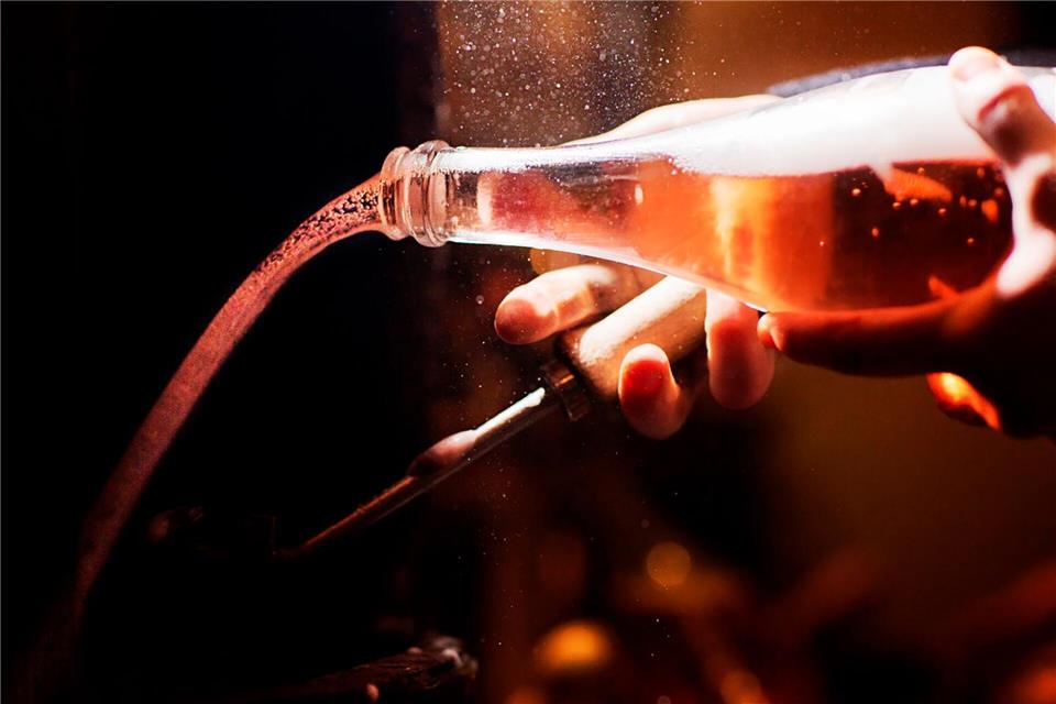 Das Hefedepot wieder zu entfernen, wird im Fachjargon Degorgieren genannt. DWI/deutscheweine.de/dpa-tmn