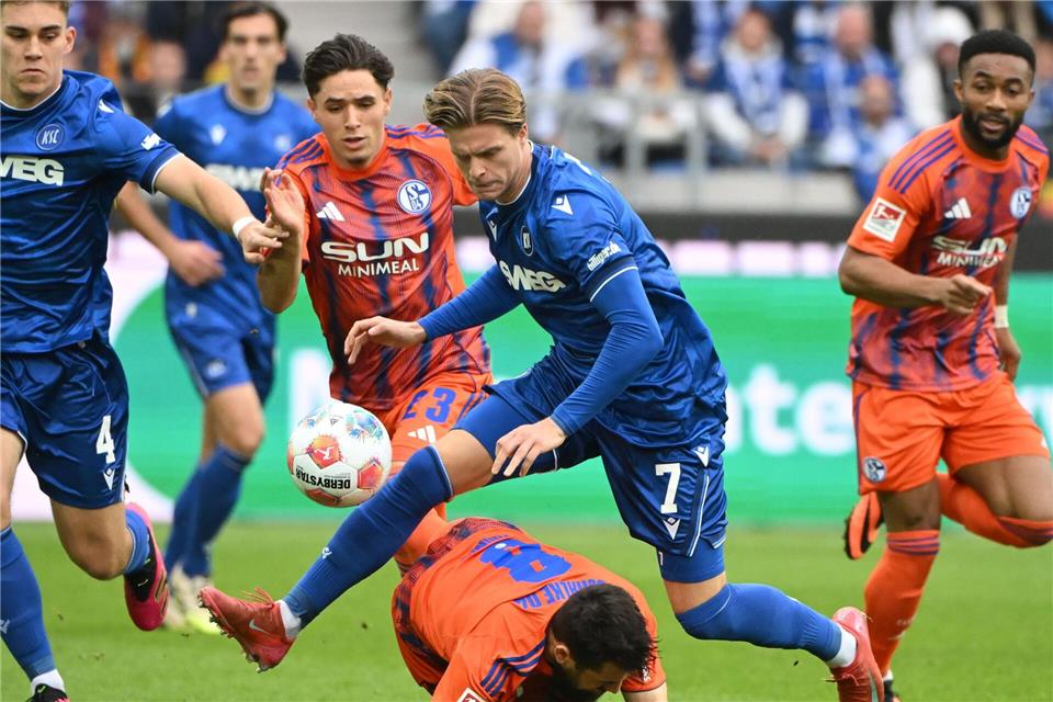 Das Heimspiel gegen Schalke gewann der KSC mit Dzenis Burnic (oben) mit 2:1. (Archivbild)Uli Deck/dpa