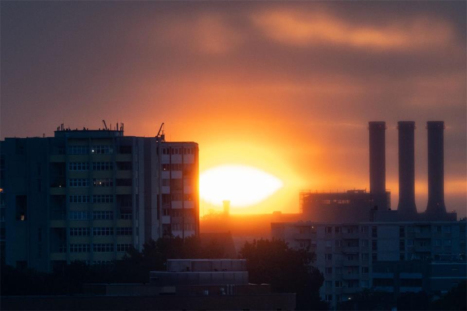 Das Heizkraftwerk Charlottenburg soll umgebaut werden – für die dafür notwendigen Bauflächen müssen zehn gesunde Rosskastanien weichen. (Archivbild)Fabian Sommer/dpa
