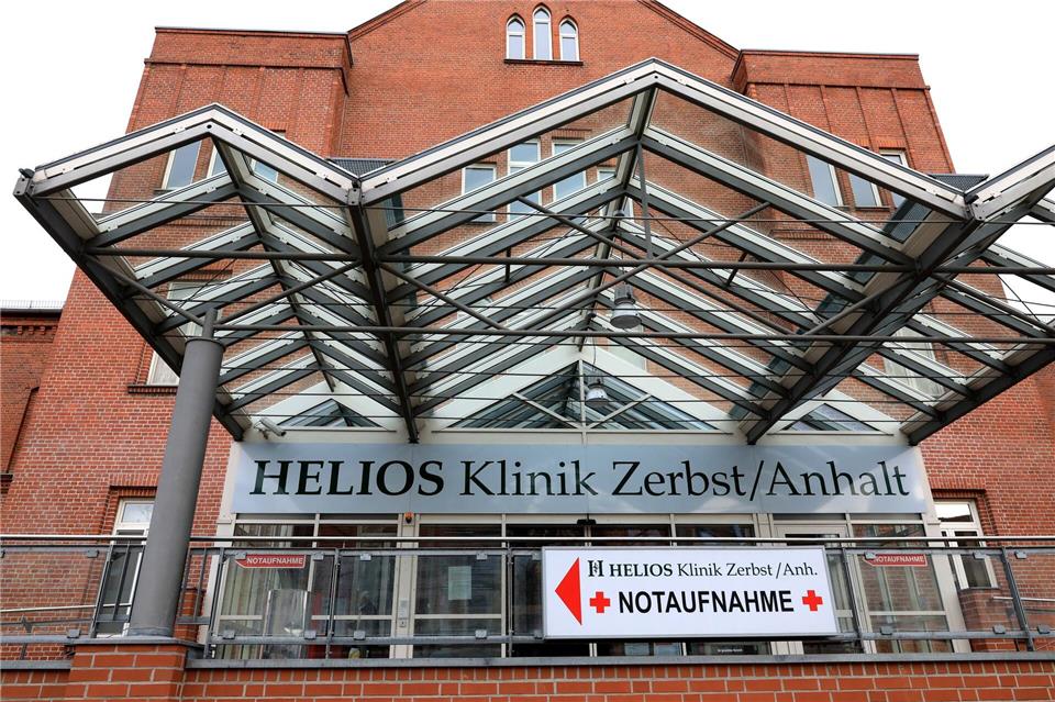 Das Helios-Klinikum in Zerbst stellt den stationären Betrieb zum Jahresende ein. 270 Beschäftigte bangen um ihre Jobs, Politiker fordern Lösungen. (Symbolbild)Peter Gercke/dpa-Zentralbild/dpa