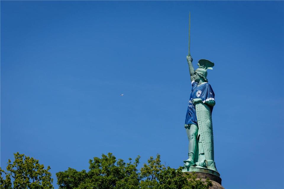 Das Hermannsdenkmal ist nun in ungewohntem Outfit zu sehen.Friso Gentsch/dpa
