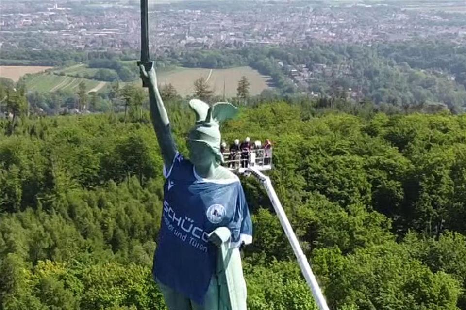 Das Hermannsdenkmal thront über dem Wald.-/dpa