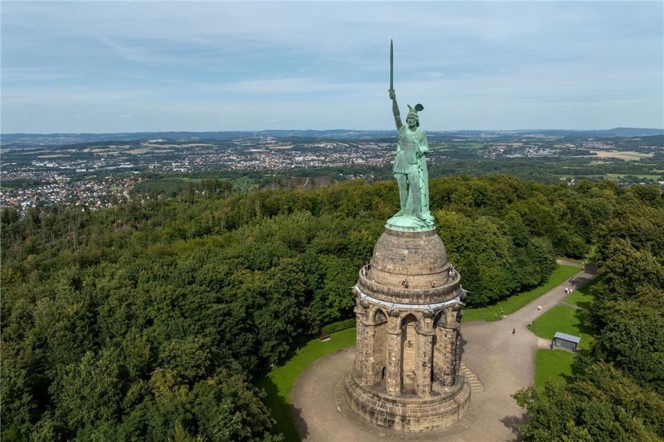 Das Hermannsdenkmal zählt zu den größten und bekanntesten Denkmälern in Deutschland - und ist natürlich in der neuen ZDF-Krimireihe zu sehen. (Archivbild)Friso Gentsch/dpa