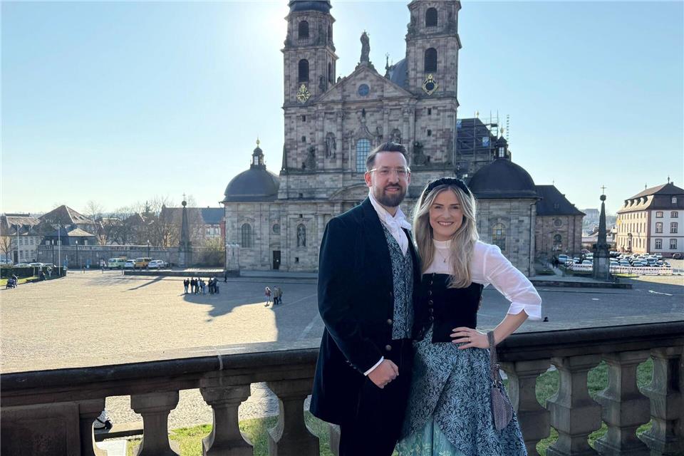 Das Hessentagspaar 2026, Max und Vera Dudyka, posiert in seiner Heimatstadt Fulda vor dem Dom. (Archivbild)Michael Bauer/dpa