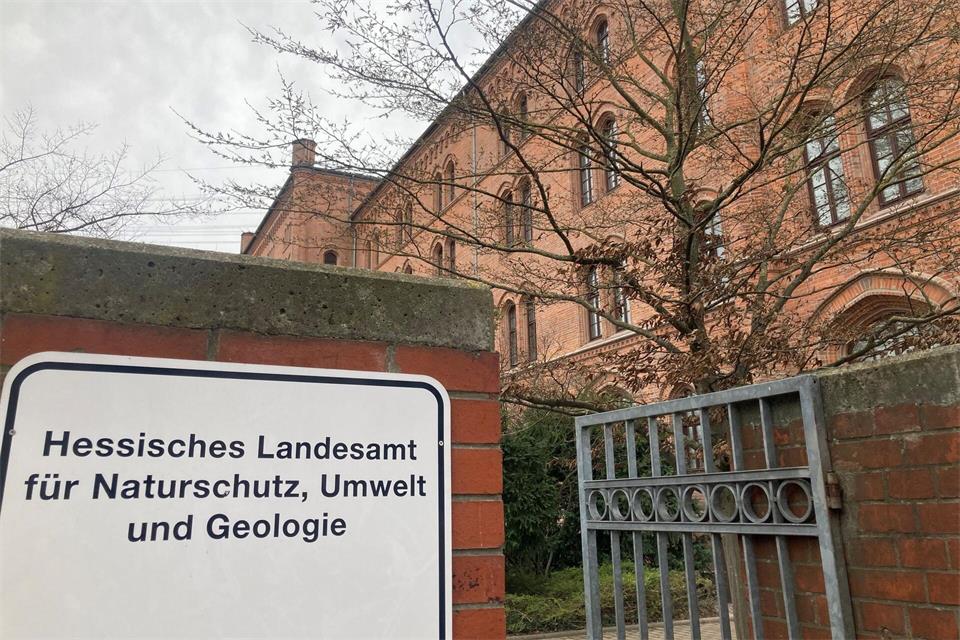 Das Hessische Landesamt für Naturschutz, Umwelt und Geologie in Wiesbaden hat auch Erdbeben im Blick. (Symbolbild)Andrea Löbbecke/dpa