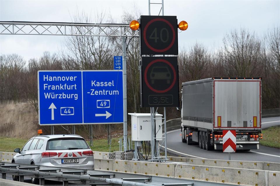 Das Hessische Wirtschafts- und Verkehrsministerium prüft den Antrag für den Ausbau der A44. (Archivbild)Uwe Zucchi/dpa