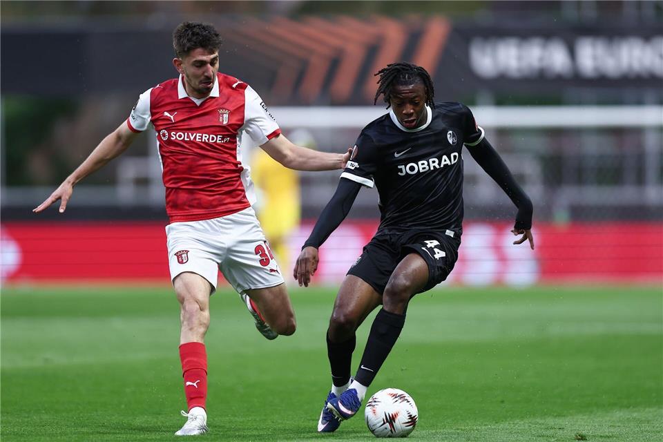 Das Hinspiel in Braga verloren die Freiburger knapp mit 1:2 - die Niederlage will der SC mit Johan Manzambi (r) wettmachen. (Archivbild)Miguel Angelo Pereira/AP/dpa
