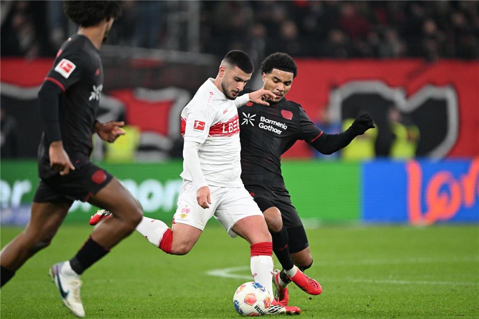 Das Hinspiel in Leverkusen gewannen Deniz Undav (M.) und seine Stuttgarter mit 4:1. (Archivbild)Federico Gambarini/dpa